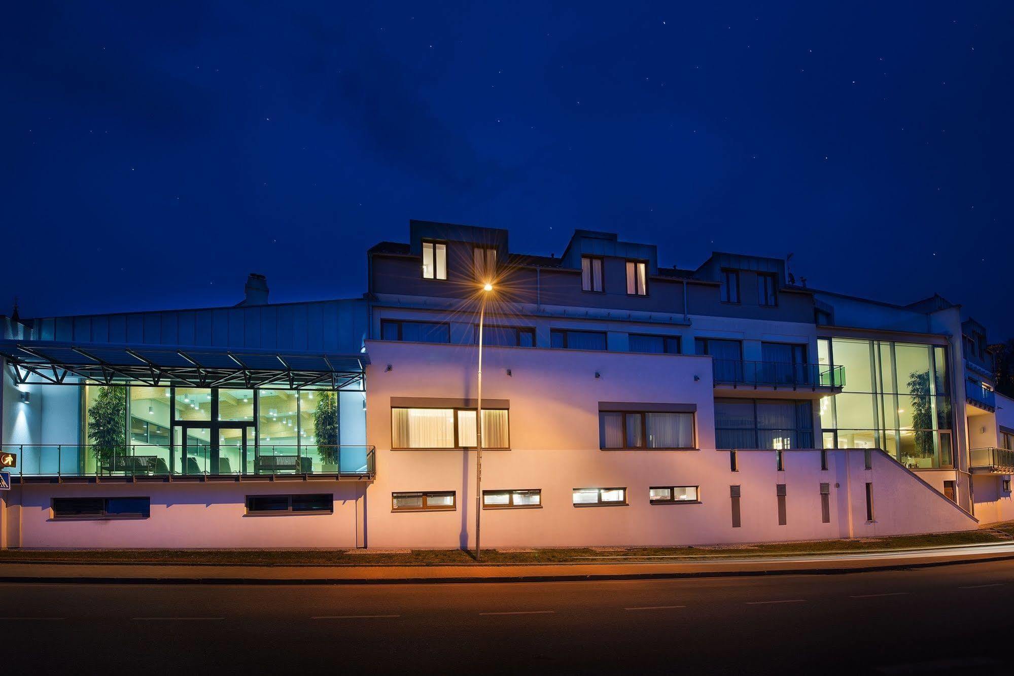 Wellness Hotel Diamant Hluboká nad Vltavou Exterior foto